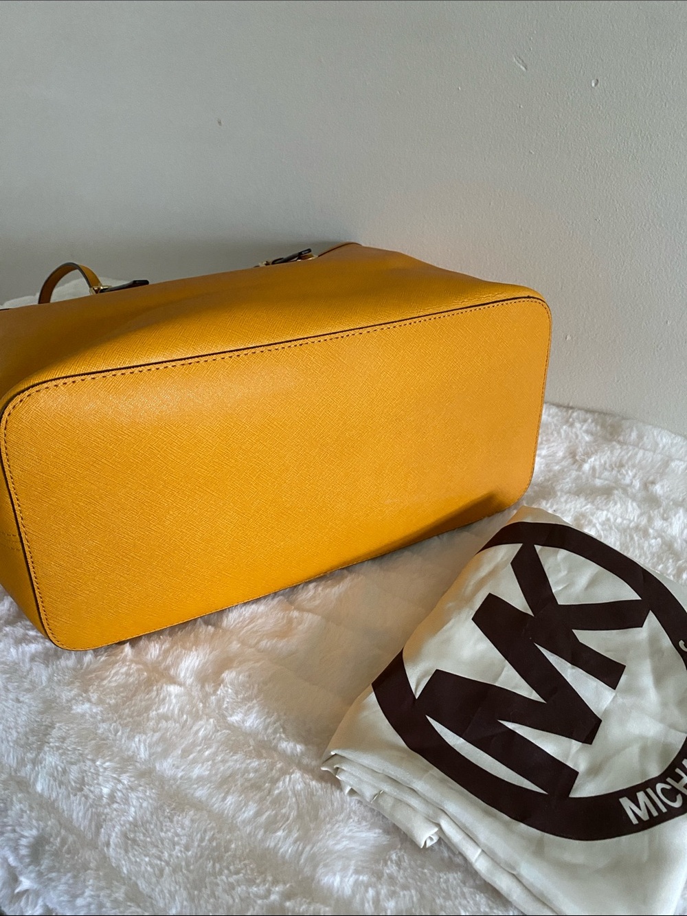 MICHAEL Michael Kors Jet Set Travel Medium Tote in Marigold - Picture 7 of 17